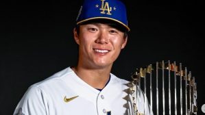 山本由伸、ド軍“黄金ユニフォーム”にファン熱狂　優勝トロフィーとの共演に「オリの金、ドの金、由伸は金が一番似合う」