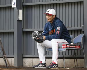 ブルペンで投球練習を見つめるアドバイザーのダルビッシュ＝宮崎