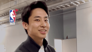 河村勇輝らブルズ選手、日本のお菓子差し入れで「きのこたけのこ戦争」勃発？　「イケメンすぎやろ」「お菓子に喜んじゃう姿に親近感」