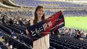 「勝利の女神」稲村亜美、“ミニスカ”で激闘のWBCを見届け　「笑顔がとても可愛い」「結婚したい」