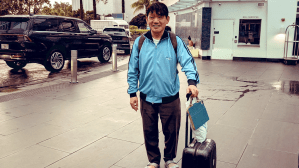 侍ジャパン敗退後マイアミに到着　哀愁を帯びたお笑い芸人の姿にSNS沸く「芸人としては100点満点」「もってるねー」