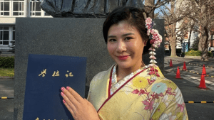 レスリング女子メダリスト、はかま姿で慶應卒業を報告「大学生やったんですか！」「オリンピックメダリストで慶應義塾大学は凄い」