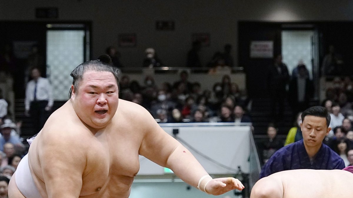 御嶽海―友風 大相撲初場所１０日目 　友風（左）にはたき込みで敗れた御嶽海＝両国国技館