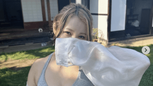 覆面女子プロレスラー（24）、マスク脱いだ“素顔”のグラビアショットにコメント殺到　「破壊力凄すぎ」「ボリューム感がヤバい」