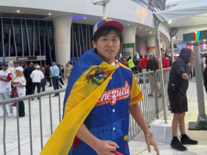 WBC決勝、現地を盛り上げた“謎の全身ベネズエラ日本人”の正体は…　渡航費50万円を投じた執念と切り替えに称賛「日本人の株が上がった」