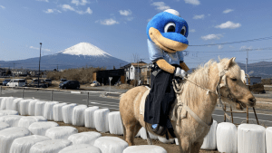 フロンターレのマスコットが国立競技場で「始弓式」　流鏑馬挑戦のカオスな光景に「情報量が多すぎる」「意味分からんすぎてめっちゃ笑った」