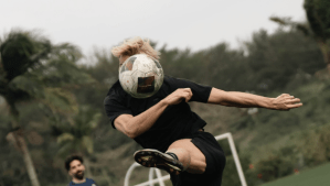 「ボールは友達！」本田圭佑、ボールと顔が重なった“珍写真”にコメント欄、大喜利状態に　「石崎君の顔面ブロック」「新しい顔よ！！」