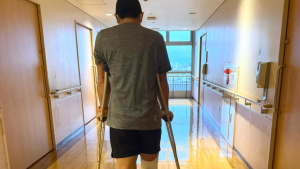 前園真聖、ロケで右膝を大けが　松葉杖で歩く姿に胸締め付けられるファン続出「氷嚢が切ない」「優しい園さんやから…」