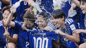 なでしこ主将・長谷川唯、“びしょ濡れショット”に「いい写真」「さらなる高みへ！」と反響