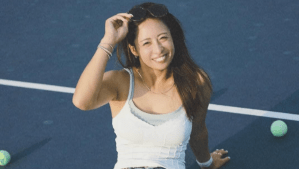 園田彩乃、白キャミ×赤ヒールでテニスコートに降臨　テニスウェアとのギャップに「斬新」「めちゃくちゃ可愛い」