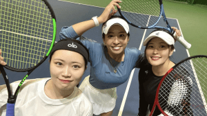 園田彩乃、仲良しプロテニス選手らとの笑顔の3ショットに「明らかにデカい」と注目集まる