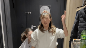 「やばかわいくて滅」坂本花織、王冠かぶり日本女子勢5人とダンス動画公開　“スーパーケオリタイム”に「可愛くて目が足りん」「身体能力めっちゃ高い！」