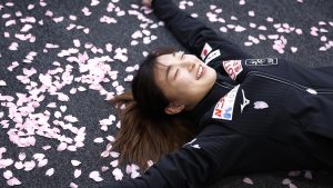 優勝から一夜明け、撮影に応じる坂本花織＝２８日、プラハ（共同）