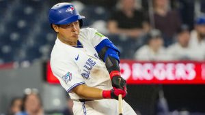 ロッキーズ戦の９回、２試合連続本塁打となる２号ソロを放つブルージェイズ・岡本＝トロント（ロイター＝共同）

