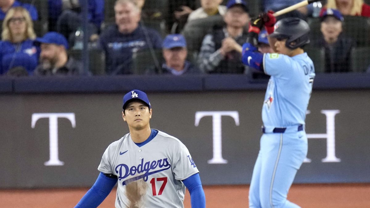 ブルージェイズ戦の１回、岡本（右奥）と対戦するドジャース・大谷。空振り三振に仕留めた＝トロント（共同）