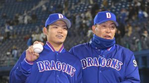 プロ初勝利を挙げ、井上監督（右）と写真に納まる中日・根尾＝横浜