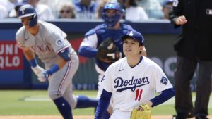 レンジャーズ戦の２回、ヤングに二塁打を打たれたドジャース・佐々木＝ロサンゼルス（共同）