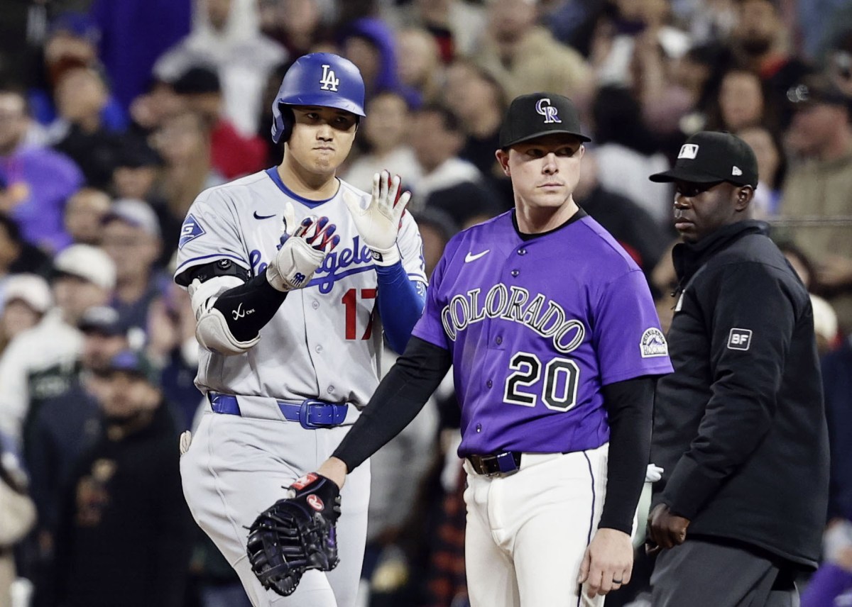 ロッキーズ戦の９回、右前打で出塁したドジャース・大谷（左）。昨季から５０試合連続出塁となった＝デンバー（共同）