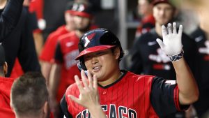 ナショナルズ戦の４回、１１号ソロを放ちベンチでタッチを交わすホワイトソックス・村上＝シカゴ（共同）