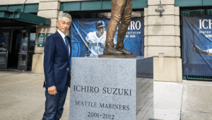 公式も「Ichiro forever」と賛辞！　マリナーズ本拠地にイチローが登場、銅像との2ショットに「日本の誇り」「スーパーヒーロー」