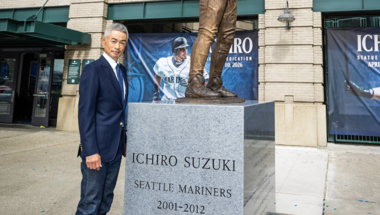 公式も「Ichiro forever」と賛辞！ マリナーズ本拠地にイチローが登場