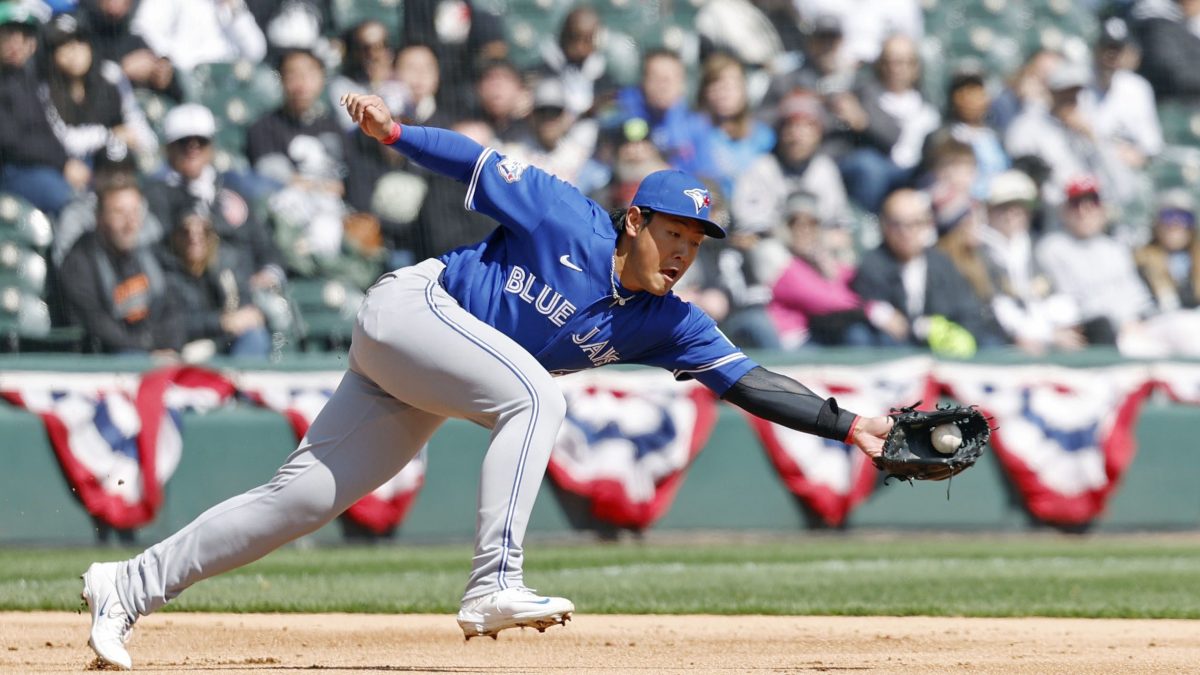 岡本の守備 米大リーグ・岡本 　ホワイトソックス戦の１回、ヘイズの打球を捕球するブルージェイズの三塁手岡本＝シカゴ（共同）