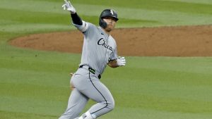 米大リーグ、ダイヤモンドバックス戦の７回、５試合連続本塁打となる１０号２ランを放ち、ポーズをとるホワイトソックス・村上宗隆。日本勢歴代最速の２４試合目でシーズン１０号に到達した＝２２日、フェニックス（共同）
