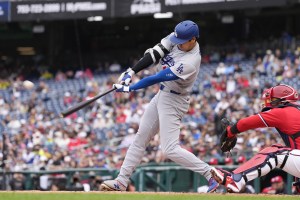 ナショナルズ戦の３回、先制の２号ソロを放つドジャース・大谷＝ワシントン（共同）