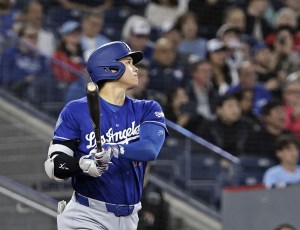 ３号ソロの大谷 米大リーグ・大谷 　ブルージェイズ戦の６回、２試合連続本塁打となる３号ソロを放つドジャース・大谷＝トロント（共同） 