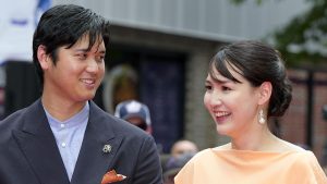 米大リーグのオールスター戦で、試合前恒例行事のレッドカーペットショーに参加したドジャース・大谷翔平と妻真美子さん＝１５日、アトランタ（共同）