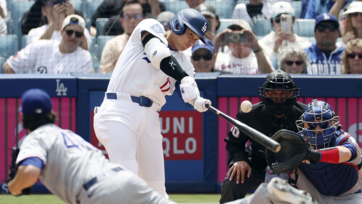 大谷が本塁打 米大リーグ・大谷 　レンジャーズ戦の１回、２試合連続の先頭打者本塁打となる５号ソロを放つドジャース・大谷＝ロサンゼルス（共同）