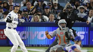 ６回、驚く大谷 米大リーグ・大谷 　メッツ戦の６回、相手バッテリーの呼吸が合わず投手が投球しそうになり驚くドジャース・大谷＝ロサンゼルス（共同）