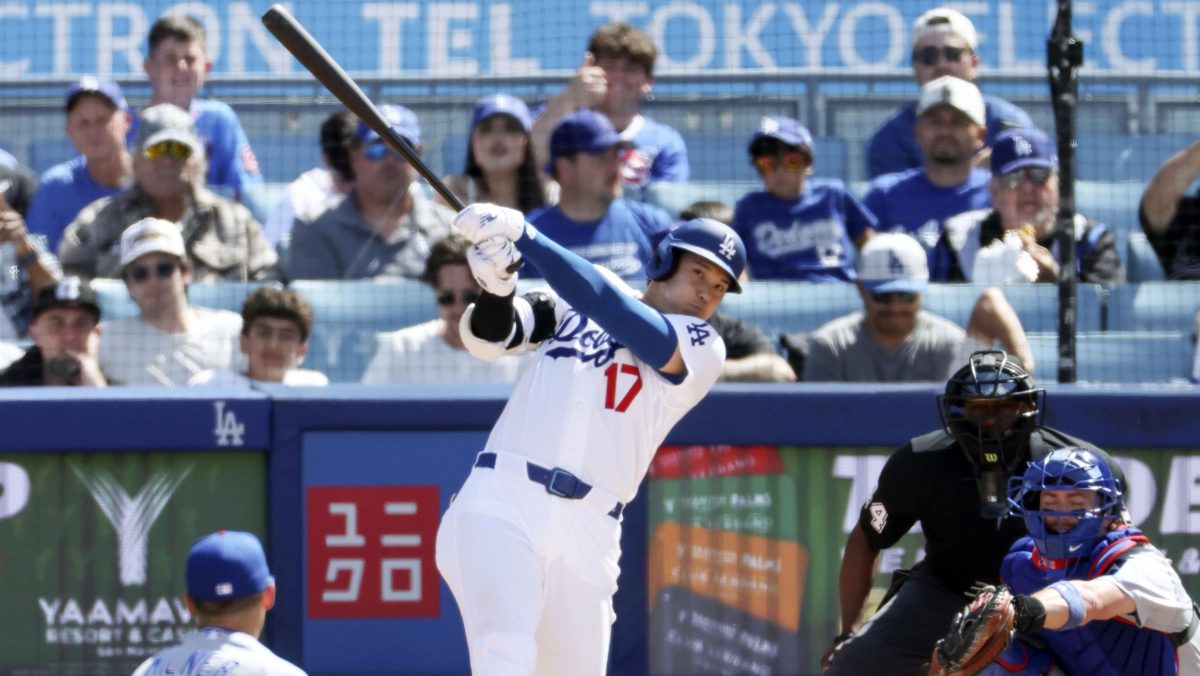 ６号ソロを放つ大谷 米大リーグ・大谷 　カブス戦の７回、６号ソロを放つドジャース・大谷＝ロサンゼルス（共同）