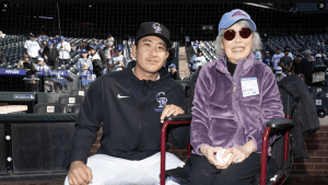 ロッキーズ菅野智之、100歳日本人女性にファンサービス　粋な交流に「豪華だねぇ」「大谷さんからもボールもらってたよ」