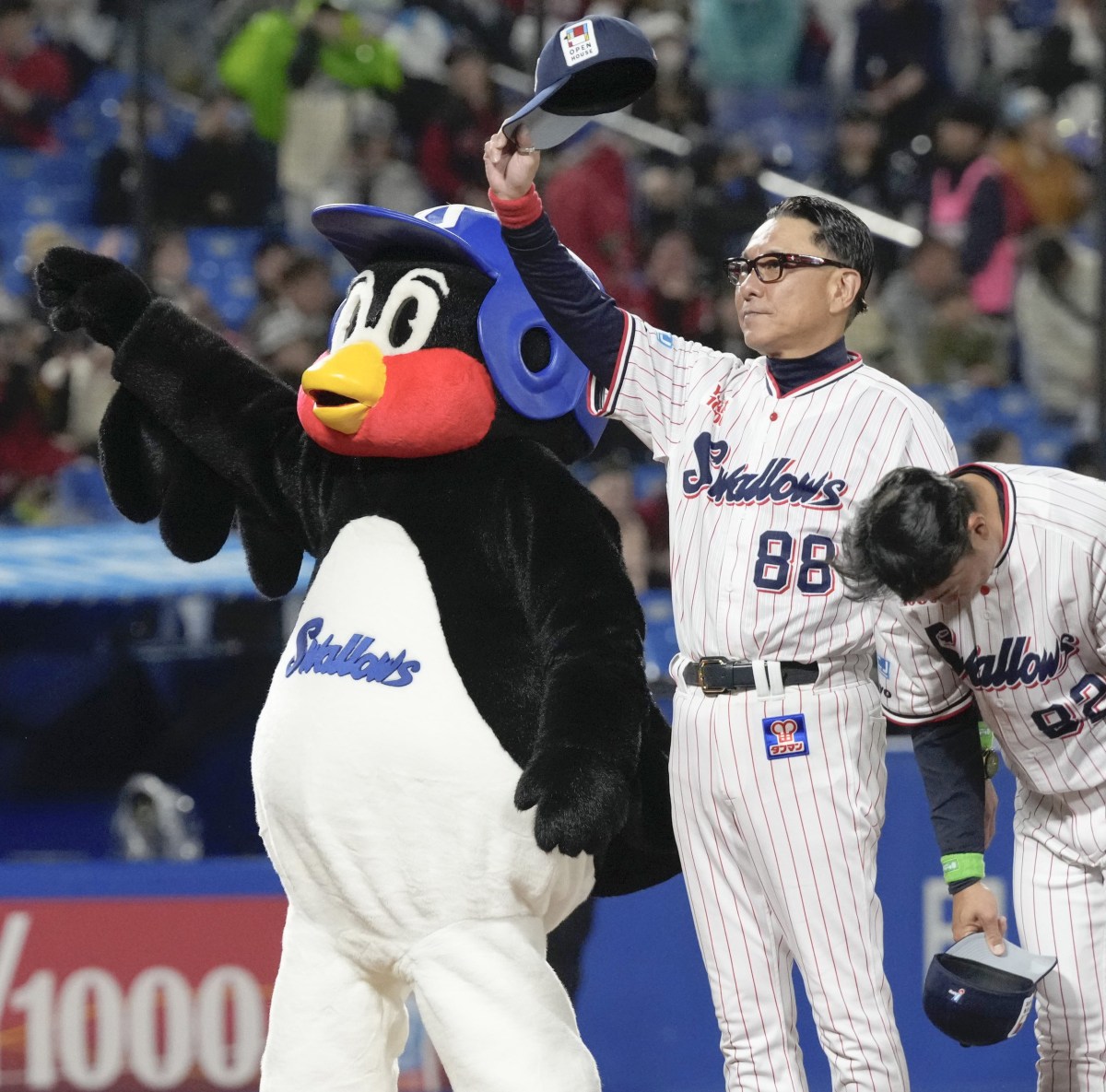 試合終了後、ファンの歓声に応えるヤクルト・池山監督と球団マスコット「つば九郎」＝神宮