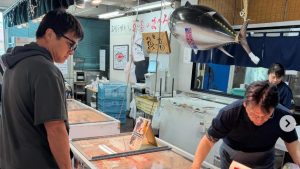 高橋由伸、メガネ越しの鋭い視線の先には…？　貴重な休日ショットに騒然「イケおじ」「実家の近所に！」