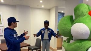 「ヨシ3人が対面」　山本由伸、ヨッシーと対面し困惑する様子に「また何かやらされてて可愛い」「組み合わせオモロ過ぎ」と反響