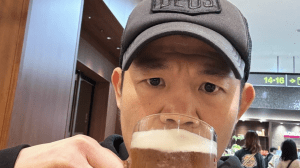 「ビールは右手なんや」亀田興毅、大ジョッキで昼ビール満喫　ファン羨望の声「いいなぁ～」「たまにのご褒美ですね」