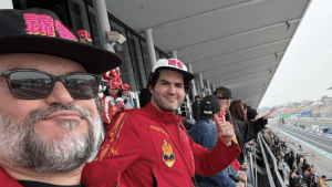 日本GPに人気映画出演の米俳優が来場！　自撮りショットに鈴鹿来とったんか笑」「テンション上がるーーー！！」