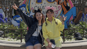 古江彩佳、吉田優利とギャルコーデで米・ディズニー満喫　「可愛いすぎや」「ナイスな御御足でございます」