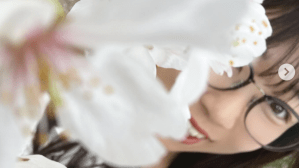 菅沼菜々「今日はおふ！」　珍しい“メガネ姿”での春らんまん自撮り写真に「ヤバいッす」「メガネ屋さんのCMに出れる！」と反響