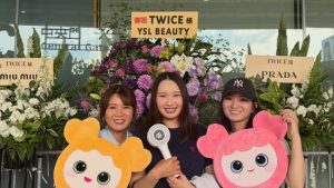 小祝さくら＆吉本ひかる、人気韓国ガールズグループのライブ“ガチ”参戦！　会場前ではにかむ私服姿を披露