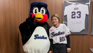 「つば九郎の隣だと小さい」阿部詩、ユニ姿で神宮降臨！　土砂降り始球式に「勝利の女神」「その帽子どこで売ってるんやろ～」