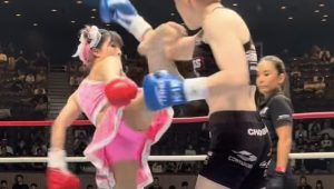 「リアル春麗」K-1ファイター・木村萌那（25）、お団子ヘア×ピンクのスカートで蹴り技の衝撃　「モナしか勝たん」「隙なさすぎる」