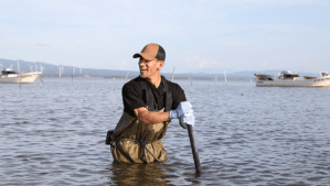 中田英寿、青森・十三湖でしじみ漁に挑戦　水辺で見せた自然体の姿に「いい笑顔」「いつまでも観ていたい！」