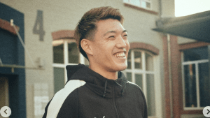 「めちゃくちゃカッコイイ」堂安律、PUMA黒ジャージでモデル姿披露　「笑顔にメロメロ」「Big Smile」