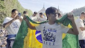 久保建英、優勝パレードでノリノリの“謎ダンス”披露！　ネット驚愕「AIかと思った」「初めて見たかも！」