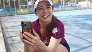 園田彩乃、ショーパンでしゃがみ込み…　破壊力抜群スマイルに「はちゃめちゃかわいい」「めっちゃ楽しそう」