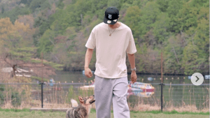 髙橋藍、ラフなTシャツ姿で愛犬と触れ合うショットに「見てるだけで癒される」「イケメンが飼い主だなんて…」