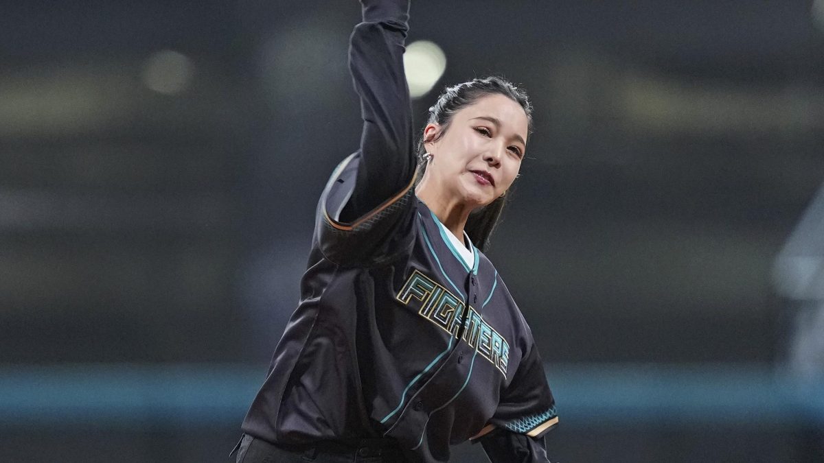 始球式を務めるノルディックスキー・ジャンプ女子の高梨沙羅＝エスコンフィールド